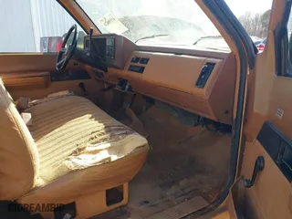 1989 Chevrolet C/K 2500 with VIN 1GCFC24K6KE103258, listed as a IAAI auction lot 41550838 with 101,037 mi miles. Bid and sale history available at carsss.com. Image 5.