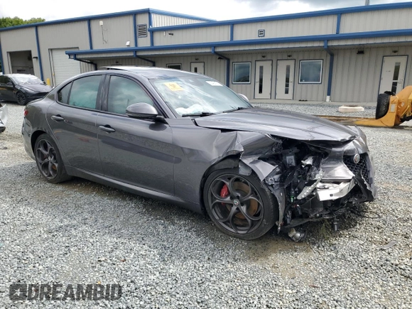2018 Alfa Romeo Giulia Ti Sport z VIN ZARFAECN3J7576014, wystawiony jako Copart lot #52408195 z przebiegiem Nie podano mil oraz Szkody całkowita. Historia ofert i sprzedaży dostępna na DreamBid. Obrazek 4.