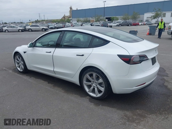 2023 Tesla Model 3 z VIN 5YJ3E1EA8PF437584, wystawiony jako IAAI lot #42112679 z przebiegiem 52 574 mil mil oraz . Historia ofert i sprzedaży dostępna na DreamBid. Obrazek 3.