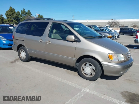 2001 Toyota Sienna LE with VIN 4T3ZF13C01U381668, listed as a IAAI auction lot 41653318 with 272,317 mi miles. Bid and sale history available at carsss.com. Image 1.