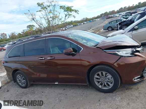 2022 Toyota Sienna XLE with VIN 5TDJRKEC4NS094526, listed as a IAAI auction lot 41399573 with 107,026 mi miles. Bid and sale history available at carsss.com. Image 13.