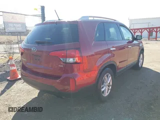 2014 Kia Sorento LX z VIN 5XYKT3A61EG495427, wystawiony jako IAAI lot #41851611 z przebiegiem 214 960 mil mil oraz . Historia ofert i sprzedaży dostępna na DreamBid. Obrazek 4.