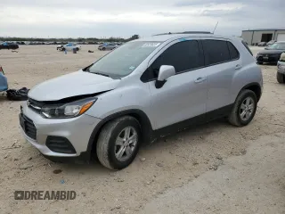 2020 Chevrolet Trax LS z VIN KL7CJKSB8LB017641, wystawiony jako Copart lot #88929625 z przebiegiem Nie podano mil oraz Szkoda całkowita • Salvage title. Historia ofert i sprzedaży dostępna na DreamBid. Obrazek 1.
