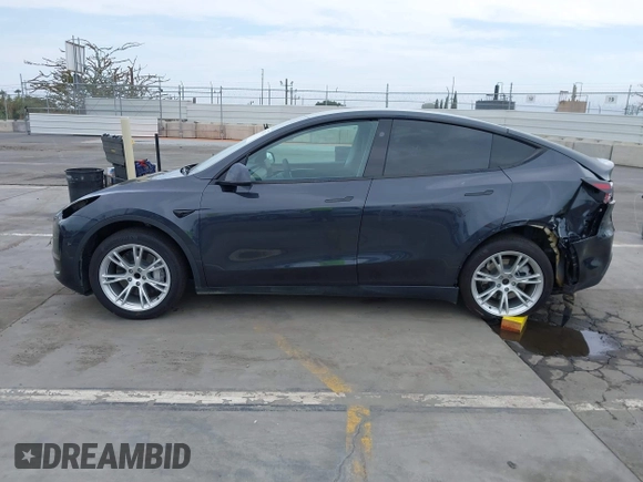 2024 Tesla Model Y z VIN 7SAYGDEDXRF032666, wystawiony jako IAAI lot #42373033 z przebiegiem 7 428 mil mil oraz . Historia ofert i sprzedaży dostępna na DreamBid. Obrazek 15.
