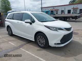 2021 Toyota Sienna XLE with VIN 5TDYRKEC6MS046412, listed as a IAAI auction lot 41934907 with 6,658 mi miles. Bid and sale history available at carsss.com. Image 1.