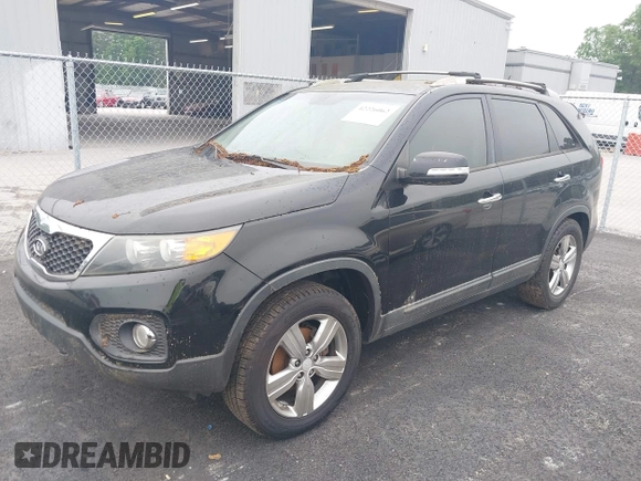 2013 Kia Sorento EX z VIN 5XYKU4A6XDG330770, wystawiony jako IAAI lot #42226062 z przebiegiem 184 705 mil mil oraz . Historia ofert i sprzedaży dostępna na DreamBid. Obrazek 2.