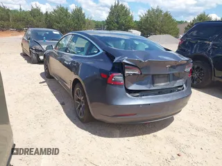 2020 Tesla Model 3 Long Range z VIN 5YJ3E1EB9LF667993, wystawiony jako IAAI lot #41990917 z przebiegiem 58 269 mil mil oraz . Historia ofert i sprzedaży dostępna na DreamBid. Obrazek 3.