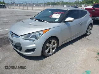 2012 Hyundai Veloster w/Gray Int z VIN KMHTC6ADXCU049918, wystawiony jako IAAI lot #42195897 z przebiegiem 206 033 mil mil oraz . Historia ofert i sprzedaży dostępna na DreamBid. Obrazek 2.