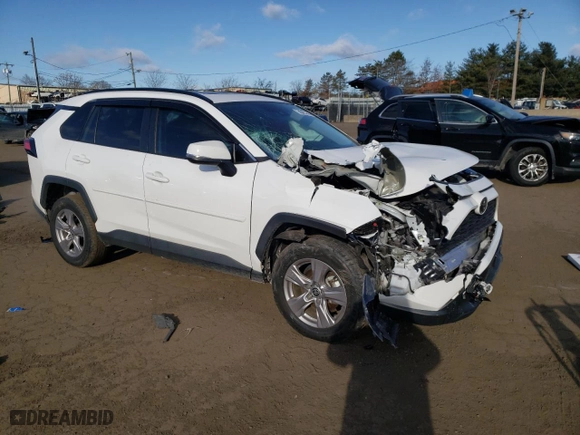 2022 Toyota RAV4 XLE with VIN 2T3P1RFV2NC274355, listed as a Copart auction lot 43070195 with 43,054 mi miles and Salvage Title. Bid and sale history available at carsss.com. Image 4.