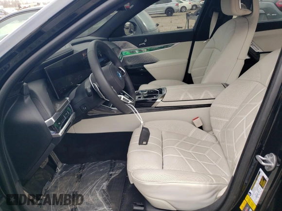 2023 BMW i7 xDrive60 z VIN WBY53EJ0XPCN41041, wystawiony jako Copart lot #47392304 z przebiegiem 5873 mil mil oraz . Historia ofert i sprzedaży dostępna na DreamBid. Obrazek 7.