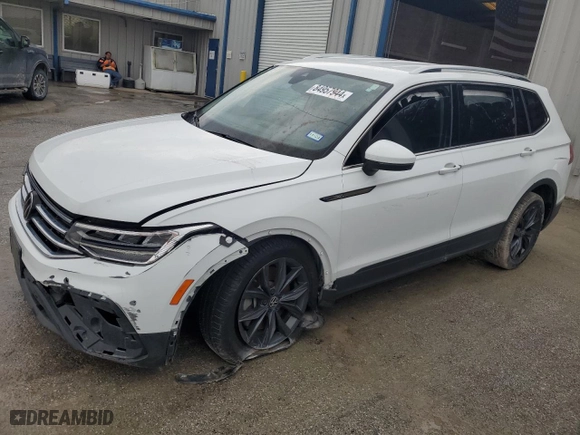 2022 Volkswagen Tiguan SE with VIN 3VV3B7AX2NM029050, listed as a Copart auction lot 84957944 with 43,754 mi miles and Salvage Title. Bid and sale history available at carsss.com. Image 1.