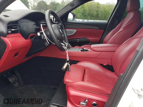 2023 Maserati Grecale Modena z VIN ZN682AVM9P7427417, wystawiony jako Copart lot #51734044 z przebiegiem 14 605 mil mil oraz . Historia ofert i sprzedaży dostępna na DreamBid. Obrazek 7.