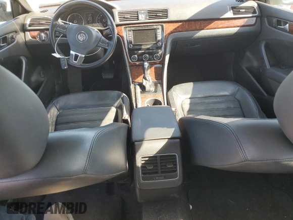 2013 Volkswagen Passat SEL Premium z VIN 1VWCN7A38DC030199, wystawiony jako Copart lot #53314795 z przebiegiem 125 617 mil mil oraz Szkoda całkowita • Salvage title. Historia ofert i sprzedaży dostępna na DreamBid. Obrazek 8.