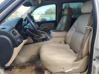 2008 Chevrolet Suburban LTZ z VIN 1GNFC16048R228113, wystawiony jako Copart lot #44743795 z przebiegiem 252 236 mil mil oraz Szkoda całkowita • Salvage title. Historia ofert i sprzedaży dostępna na DreamBid. Obrazek 7.