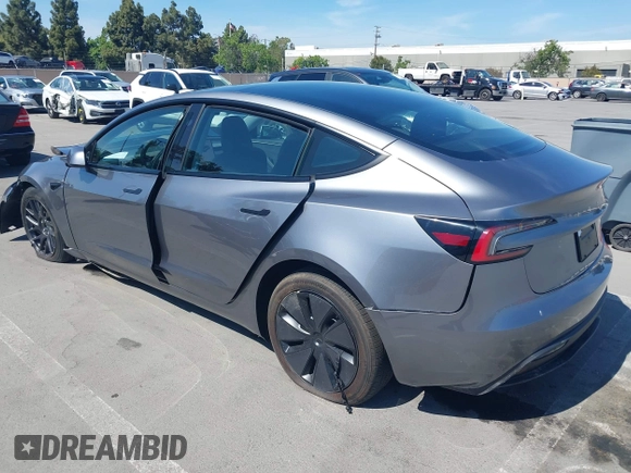 2025 Tesla Model 3 Long Range z VIN 5YJ3E1EB9SF873801, wystawiony jako IAAI lot #42141255 z przebiegiem 1612 mil mil oraz . Historia ofert i sprzedaży dostępna na DreamBid. Obrazek 3.