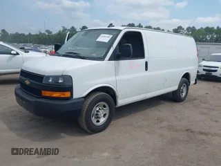 2021 Chevrolet Express Cargo z VIN 1GCWGAFP6M1206374, wystawiony jako IAAI lot #42451400 z przebiegiem 118 252 mil mil oraz . Historia ofert i sprzedaży dostępna na DreamBid. Obrazek 2.