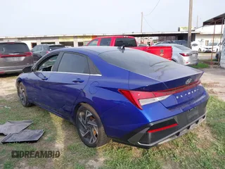 2024 Hyundai Elantra SEL z VIN KMHLS4DG2RU821902, wystawiony jako IAAI lot #41938643 z przebiegiem 6 381 mil mil oraz . Historia ofert i sprzedaży dostępna na DreamBid. Obrazek 3.