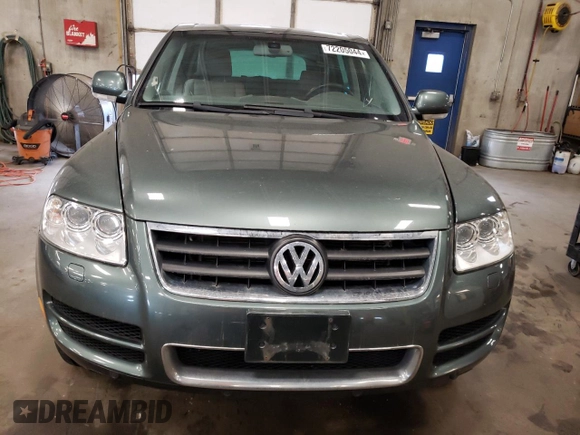 2004 Volkswagen Touareg z VIN WVGCM67L94D032492, wystawiony jako Copart lot #72205044 z przebiegiem 98 482 mil mil oraz Czysty tytuł • Clean title. Historia ofert i sprzedaży dostępna na DreamBid. Obrazek 5.