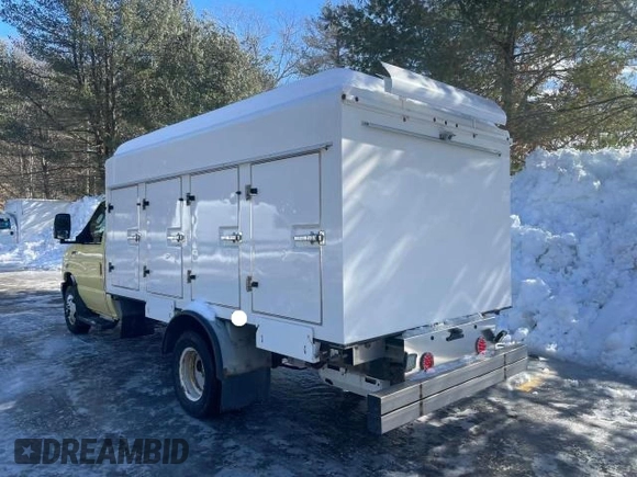 2019 Ford Econoline Commercial z VIN 1FDXE4FS5KDC52270, wystawiony jako Copart lot #46290955 z przebiegiem 104 046 mil mil oraz Tytuł czysty. Historia ofert i sprzedaży dostępna na DreamBid. Obrazek 3.