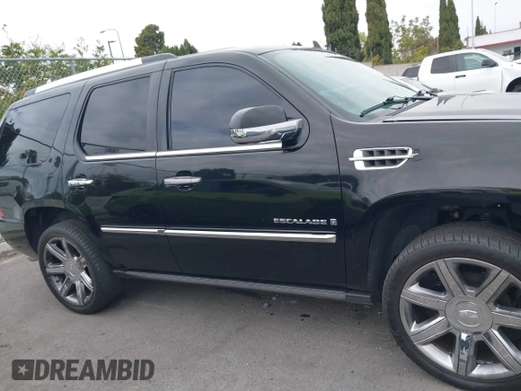 2008 Cadillac Escalade z VIN 1GYFK63848R223426, wystawiony jako IAAI lot #41981521 z przebiegiem 136 773 mil mil oraz . Historia ofert i sprzedaży dostępna na DreamBid. Obrazek 13.