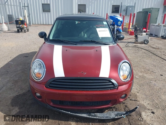 2009 MINI Hardtop z VIN WMWMF33579TW73000, wystawiony jako IAAI lot #42244237 z przebiegiem 108 332 mil mil oraz . Historia ofert i sprzedaży dostępna na DreamBid. Obrazek 12.