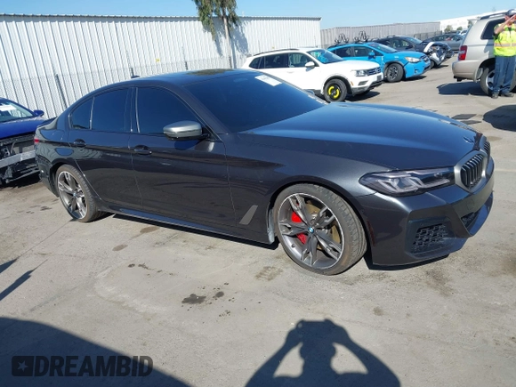 2021 BMW 5 Series M550i xDrive z VIN WBA13BK03MCG88715, wystawiony jako IAAI lot #41492059 z przebiegiem 64 485 mil mil oraz . Historia ofert i sprzedaży dostępna na DreamBid. Obrazek 1.