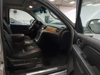 2014 Cadillac Escalade Platinum z VIN 1GYS4DEF4ER220739, wystawiony jako IAAI lot #41887685 z przebiegiem 150 067 mil mil oraz . Historia ofert i sprzedaży dostępna na DreamBid. Obrazek 5.