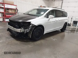 2017 Chrysler Pacifica Touring L z VIN 2C4RC1BG8HR803137, wystawiony jako IAAI lot #41661643 z przebiegiem 113 700 mil mil oraz . Historia ofert i sprzedaży dostępna na DreamBid. Obrazek 21.