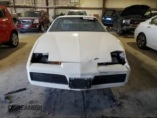 1984 Pontiac Firebird z VIN 1G2AS87H8EL260830, wystawiony jako Copart lot #84198714 z przebiegiem 95 966 mil mil oraz Szkoda całkowita • Salvage title. Historia ofert i sprzedaży dostępna na DreamBid. Obrazek 5.