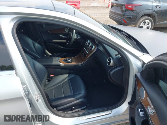 2020 Mercedes-Benz C 300 z VIN W1KWF8EB6LR599901, wystawiony jako IAAI lot #42616247 z przebiegiem 74 966 mil mil oraz . Historia ofert i sprzedaży dostępna na DreamBid. Obrazek 5.