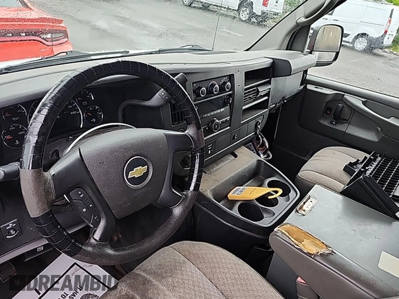 2012 Chevrolet Express Cargo z VIN 1GCWGFCAXC1173617, wystawiony jako IAAI lot #42561444 z przebiegiem 178 334 mil mil oraz . Historia ofert i sprzedaży dostępna na DreamBid. Obrazek 35.