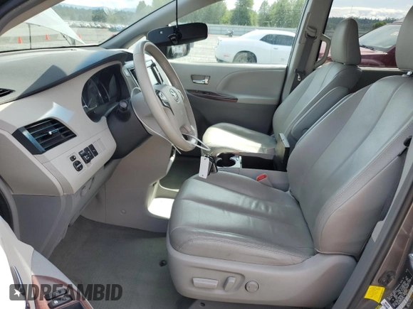 2013 Toyota Sienna XLE с VIN 5TDDK3DC9DS051534, выставлен на аукционе Copart как лот 61487035 с пробегом 66 168 миль миль и Списание • Salvage title. История ставок и продаж доступна на DreamBid. Изображение 7.