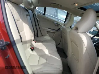 2013 Volvo S60 T5 z VIN YV1612FH0D2186739, wystawiony jako Copart lot #54412185 z przebiegiem 66 002 mil mil oraz Czysty tytuł • Clean title. Historia ofert i sprzedaży dostępna na DreamBid. Obrazek 10.