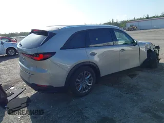 2025 Mazda CX-90 Preferred z VIN JM3KKBHDXS1224788, wystawiony jako IAAI lot #42007081 z przebiegiem 752 mil mil oraz . Historia ofert i sprzedaży dostępna na DreamBid. Obrazek 4.