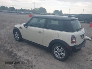 2011 MINI Hardtop z VIN WMWSU3C52BT096539, wystawiony jako IAAI lot #42140064 z przebiegiem 89 046 mil mil oraz . Historia ofert i sprzedaży dostępna na DreamBid. Obrazek 3.