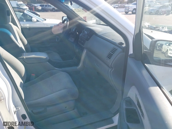 2005 Honda Pilot LX with VIN 2HKYF18165H556716, listed as a IAAI auction lot 41705657 with 177,100 mi miles. Bid and sale history available at carsss.com. Image 5.