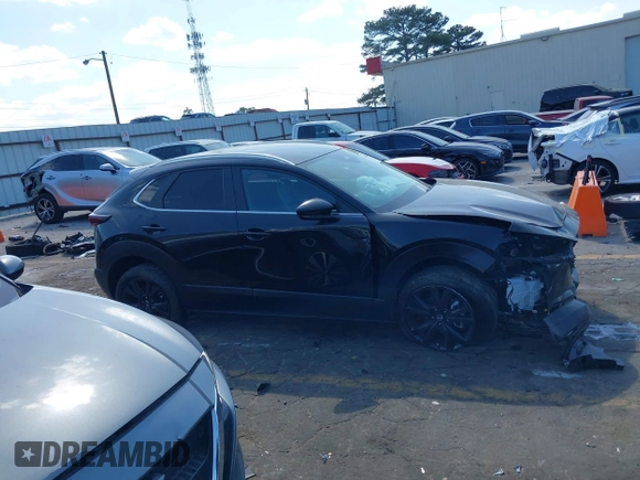 2025 Mazda CX-30 S Select Sport z VIN 3MVDMBBM3SM784464, wystawiony jako IAAI lot #42085045 z przebiegiem 1 953 mil mil oraz . Historia ofert i sprzedaży dostępna na DreamBid. Obrazek 13.