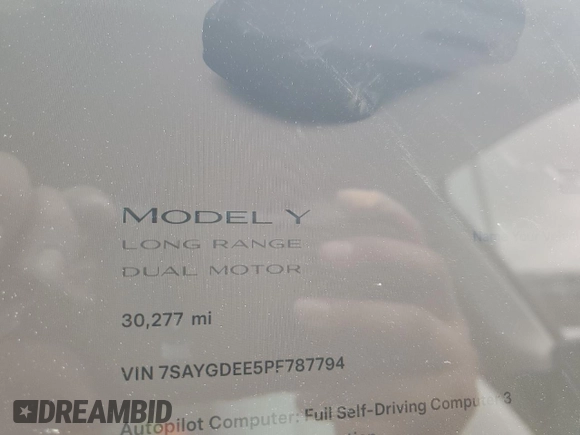 2023 Tesla Model Y Long Range z VIN 7SAYGDEE5PF787794, wystawiony jako Copart lot #55212605 z przebiegiem 30 277 mil mil oraz Szkoda całkowita • Salvage title. Historia ofert i sprzedaży dostępna na DreamBid. Obrazek 9.