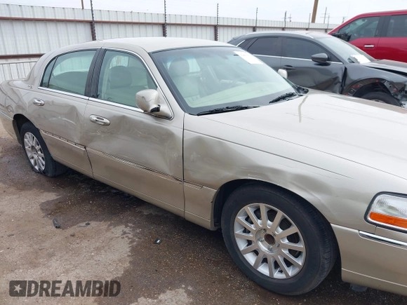 2006 Lincoln Town Car Signature z VIN 1LNHM81W66Y604098, wystawiony jako IAAI lot #42063391 z przebiegiem 93 541 mil mil oraz . Historia ofert i sprzedaży dostępna na DreamBid. Obrazek 6.