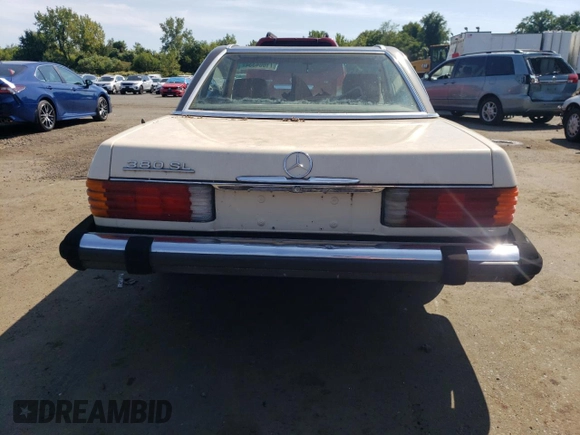 1984 Mercedes-Benz 380 SL z VIN WDBBA45AXEA014440, wystawiony jako Copart lot #71004334 z przebiegiem Nie podano mil oraz Czysty tytuł • Clean title. Historia ofert i sprzedaży dostępna na DreamBid. Obrazek 6.