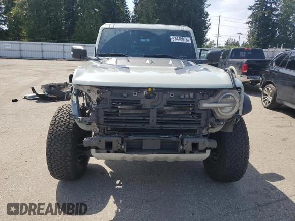 2023 Ford Bronco Raptor z VIN 1FMEE5JR7PLA93752, wystawiony jako Copart lot #57440075 z przebiegiem 33 549 mil mil oraz Szkody całkowita. Historia ofert i sprzedaży dostępna na DreamBid. Obrazek 5.
