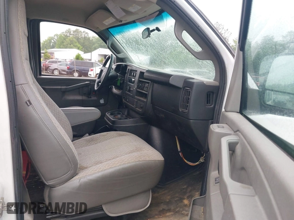 2017 GMC Savana Cargo z VIN 1GTW7AFF3H1903983, wystawiony jako IAAI lot #42369550 z przebiegiem 112 140 mil mil oraz . Historia ofert i sprzedaży dostępna na DreamBid. Obrazek 5.