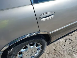 2000 Buick Park Avenue Ultra with VIN 1G4CU5219Y4205854, listed as a IAAI auction lot 41662383 with 211,249 mi miles. Bid and sale history available at carsss.com. Image 13.