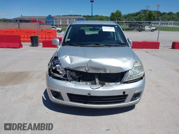 2008 Nissan Versa S z VIN 3N1BC13EX8L385937, wystawiony jako IAAI lot #42330289 z przebiegiem 131 178 mil mil oraz . Historia ofert i sprzedaży dostępna na DreamBid. Obrazek 12.