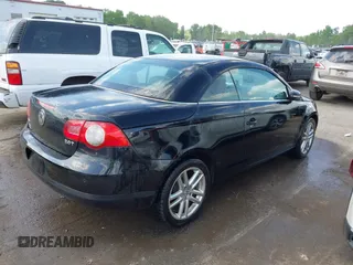 2010 Volkswagen Eos Lux z VIN WVWFA7AH1AV025675, wystawiony jako IAAI lot #42113813 z przebiegiem 93 885 mil mil oraz . Historia ofert i sprzedaży dostępna na DreamBid. Obrazek 4.