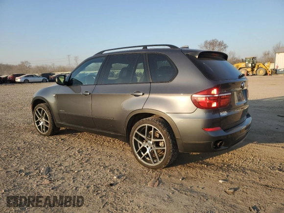 2013 BMW X5 xDrive35i z VIN 5UXZV4C54D0B06711, wystawiony jako Copart lot #48958535 z przebiegiem 201 650 mil mil oraz Czysty tytuł • Clean title. Historia ofert i sprzedaży dostępna na DreamBid. Obrazek 2.
