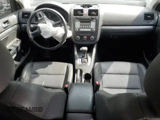 2010 Volkswagen Jetta Limited Edition с VIN 3VWAX7AJ1AM105397, выставлен на аукционе Copart как лот 53749085 с пробегом 159 224 миль миль и На запчасти • Non repairable. История ставок и продаж доступна на DreamBid. Изображение 8.