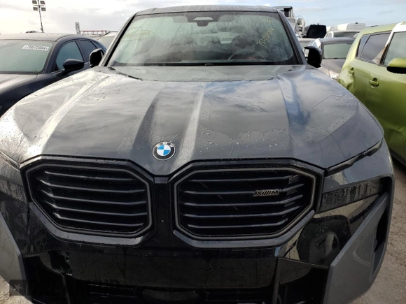 2024 BMW XM z VIN 5YM23CS06R9U92810, wystawiony jako Copart lot #75401504 z przebiegiem 6181 mil mil oraz Nie do naprawy. Historia ofert i sprzedaży dostępna na DreamBid. Obrazek 5.