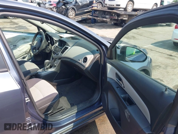 2014 Chevrolet Cruze LS z VIN 1G1PA5SG1E7203604, wystawiony jako IAAI lot #42381528 z przebiegiem 83 079 mil mil oraz . Historia ofert i sprzedaży dostępna na DreamBid. Obrazek 5.