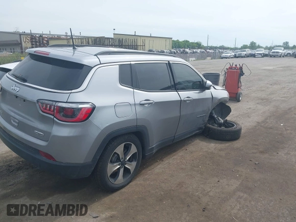 2018 Jeep Compass Latitude z VIN 3C4NJDBB2JT140726, wystawiony jako IAAI lot #42349231 z przebiegiem 125 328 mil mil oraz . Historia ofert i sprzedaży dostępna na DreamBid. Obrazek 4.